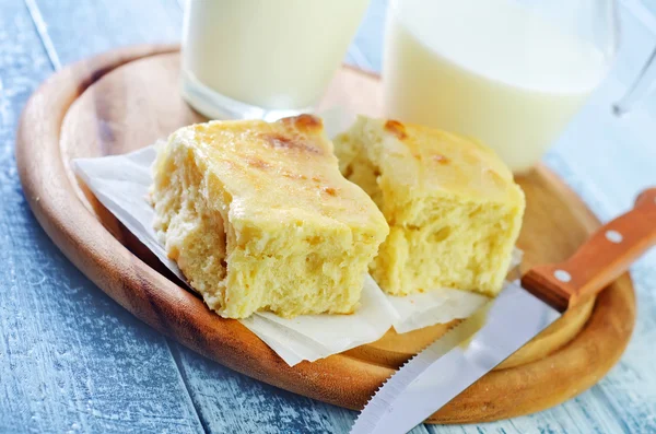 Bread with milk — Stock Photo, Image