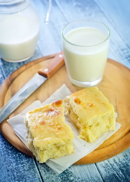 Bröd med mjölk — Stockfoto