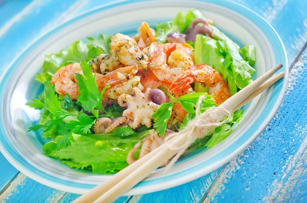 Salad with shrimps — Stock Photo, Image