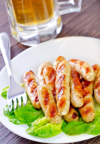 Würstchen auf dem Teller — Stockfoto