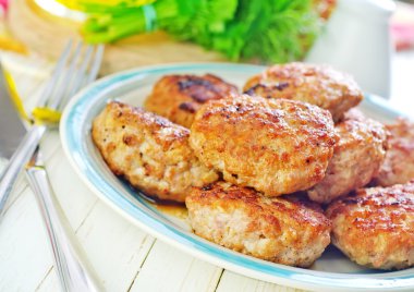 Beşamel sos plaka üzerinde