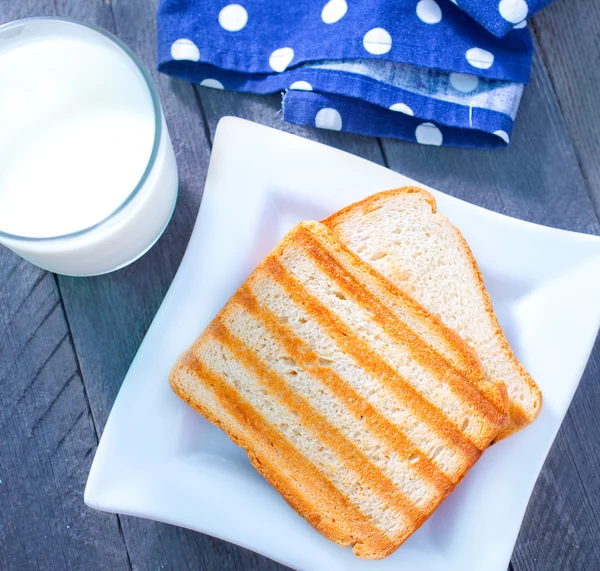 Toasts with milk — Stock Photo, Image