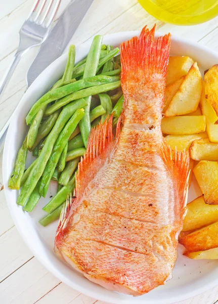 Baked fish with potato and green beans — Stock Photo, Image