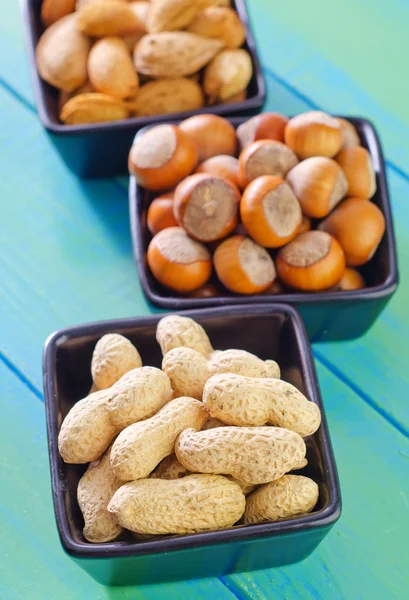 Ořechy v miskách — Stock fotografie