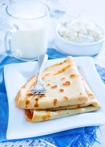 Pancakes and milk — Stock Photo, Image