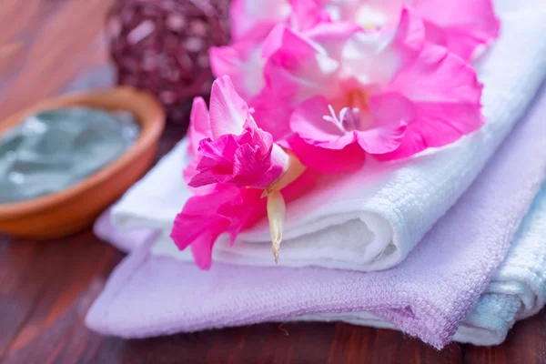 Towels and flowers — Stock Photo, Image