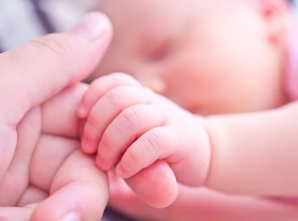 Baby 's hand — стоковое фото