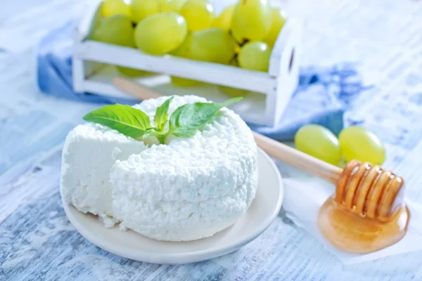 Käse und Honig — Stockfoto