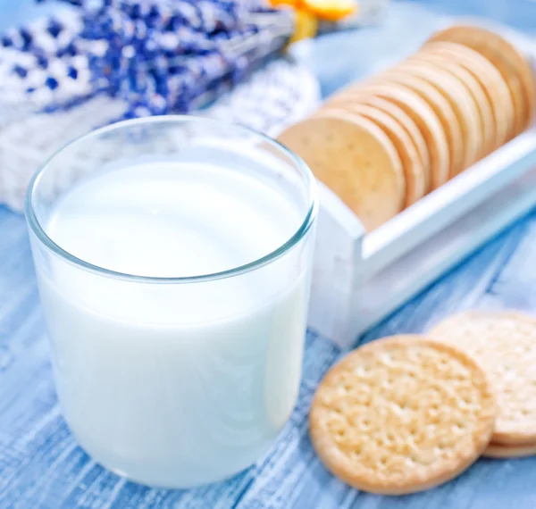 Mjölk och kakor — Stockfoto