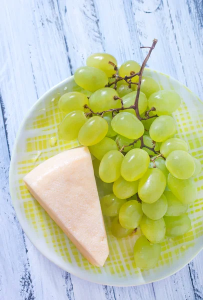 Queijo e uva — Fotografia de Stock