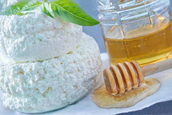 チーズと蜂蜜 — ストック写真