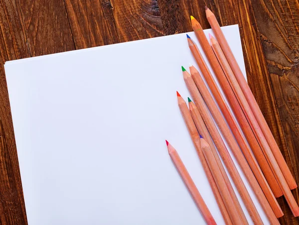 Papier en kleur potloden — Stockfoto