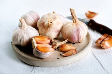 Kaliteli kil tabakta sarımsak ve soğan.