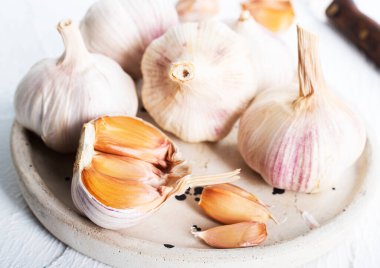 Kaliteli kil tabakta sarımsak ve soğan.