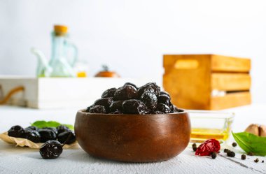 Kasede siyah zeytin. Kurutulmuş siyah zeytin. Üst görünüm.