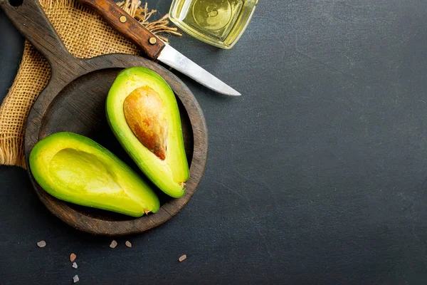 Frische Avocado Grüne Avocado Auf Holzteller — Stockfoto