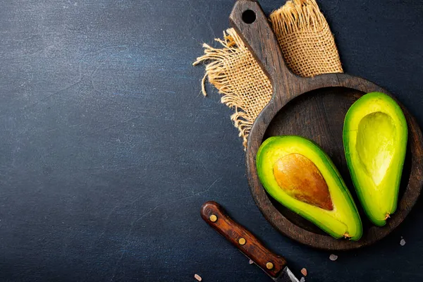 Frische Avocado Grüne Avocado Auf Holzteller — Stockfoto