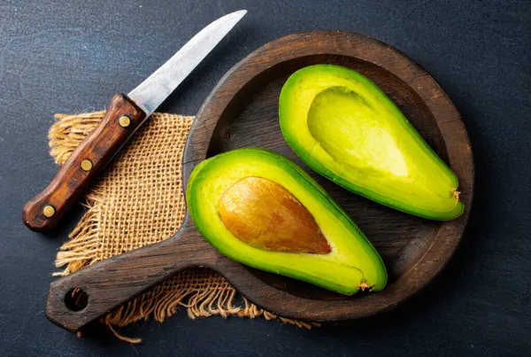 Fresh Avokado Green Avocado Wooden Plate — Stock Photo, Image