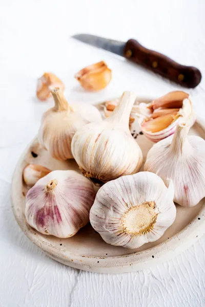 Garlic Cloves Bulb Vintage Clay Plate — Stock Photo, Image