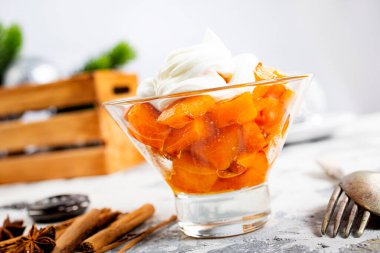 Ekşi krema sosuyla fırında pişirilmiş balkabağı tabağı.