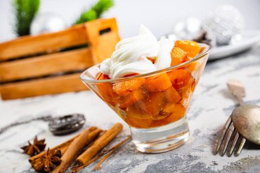 Ekşi krema sosuyla fırında pişirilmiş balkabağı tabağı.