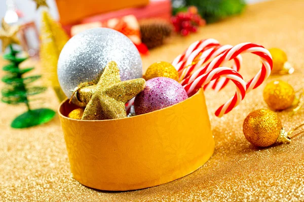 Bogata Kompozycja Świąteczna Wiele Obiektów Laski Cukierki Kulki Świąteczne Szyszki — Zdjęcie stockowe