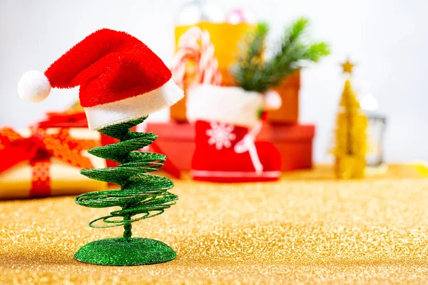 Πλούσια Χριστουγεννιάτικη Σύνθεση Πολλά Αντικείμενα Καραμέλες Χριστουγεννιάτικα Μπαλάκια Κώνους Κεριά — Φωτογραφία Αρχείου