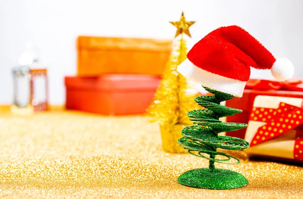 Bohatá Vánoční Kompozice Spousta Předmětů Cukrové Tyčinky Vánoční Míčky Kornouty — Stock fotografie