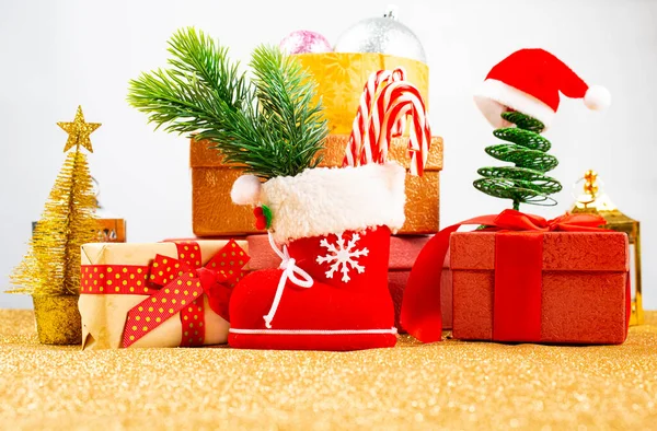 Weihnachtsgeschenkbox Und Tannenzweig Auf Goldenem Hintergrund Ansicht Mit Kopierraum — Stockfoto