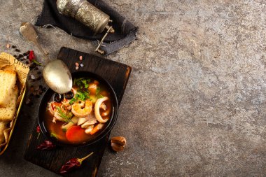 Bir kase taze deniz ürünleri çorbası, aromalı çorba.