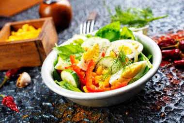 Haşlanmış yumurta, biber, roka ve mısırlı salata.