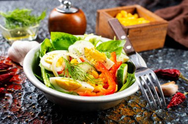 Haşlanmış yumurta, biber, roka ve mısırlı salata.