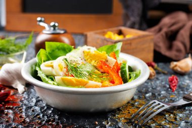 Haşlanmış yumurta, biber, roka ve mısırlı salata.