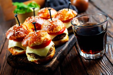 Mini hamburgerler, mini burgerler.