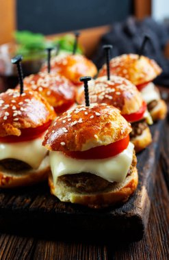 Mini hamburgerler, mini burgerler.