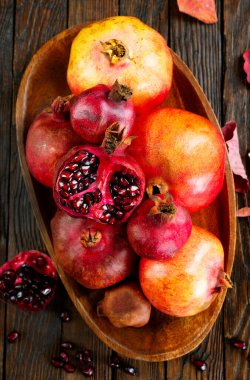 Hayat kırmızı granatlarla, odun tabakta nar ile