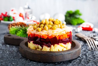 Pancar salatası, havuç, patates, soğan ve taze bezelye. Geleneksel Rus pancar salatası. Vejetaryen sebze salatası..