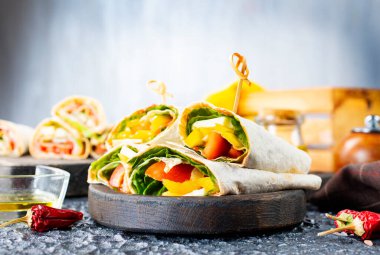 Sağlıklı tortilla, ahşap kesim tahtasından görülür. Tavuk ve sebzeli tortilla.