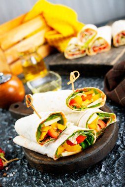 Sağlıklı tortilla, ahşap kesim tahtasından görülür. Tavuk ve sebzeli tortilla.