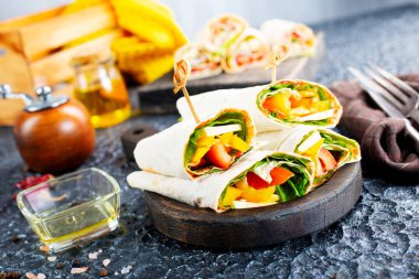 Sağlıklı tortilla, ahşap kesim tahtasından görülür. Tavuk ve sebzeli tortilla.