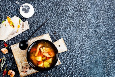 Balık çorbası, somonlu çorba, diyet yemek.