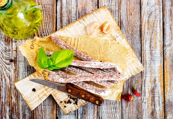 Salsicha Salame Com Pimenta Quadro Branco — Fotografia de Stock