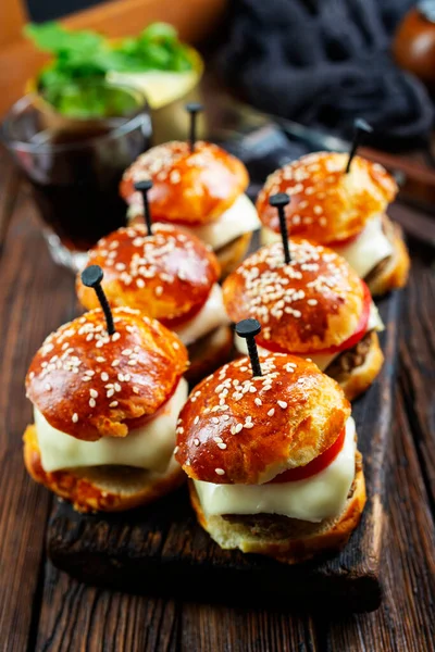 mini hamburgers sliders, mini burgers on board