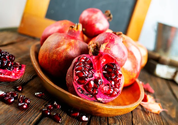 Nature Morte Avec Des Granates Rouges Grenades Sur Plaque Bois — Photo