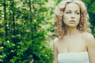 ormanda genç güzel sarışın kadın moda portre