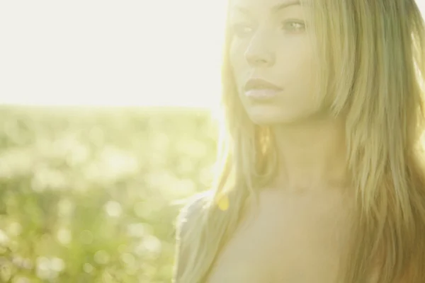 Vacker ung blond kvinna utomhus. solig dag — Stockfoto