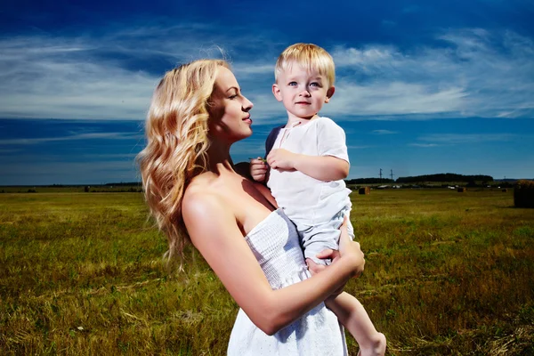 Matka a syn venkovní — Stock fotografie
