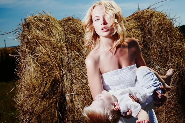 Madre e figlio all'aperto — Foto Stock