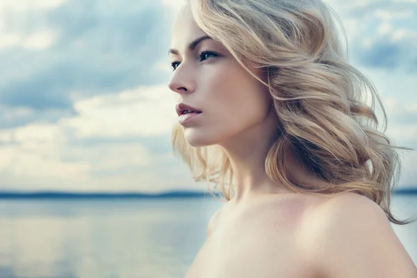 Beautiful young blond woman outdoors portrait near the lake — Stock Photo, Image