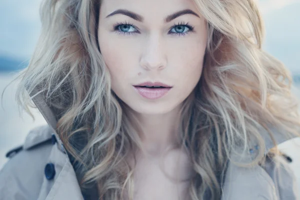 Beautiful young blond woman outdoors portrait near the lake — Stock Photo, Image